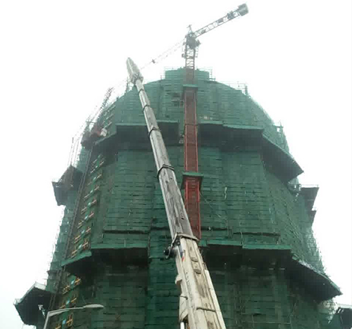合川吊车在工地上作业
